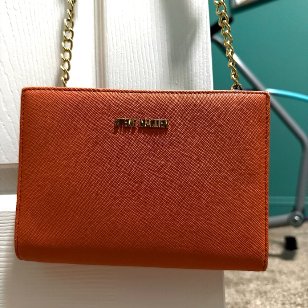 Steve Madden Coral Crossbody Bag w/ Gold Chain Strap – Gently Used